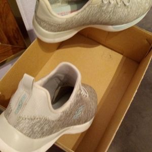 Skechers size 7